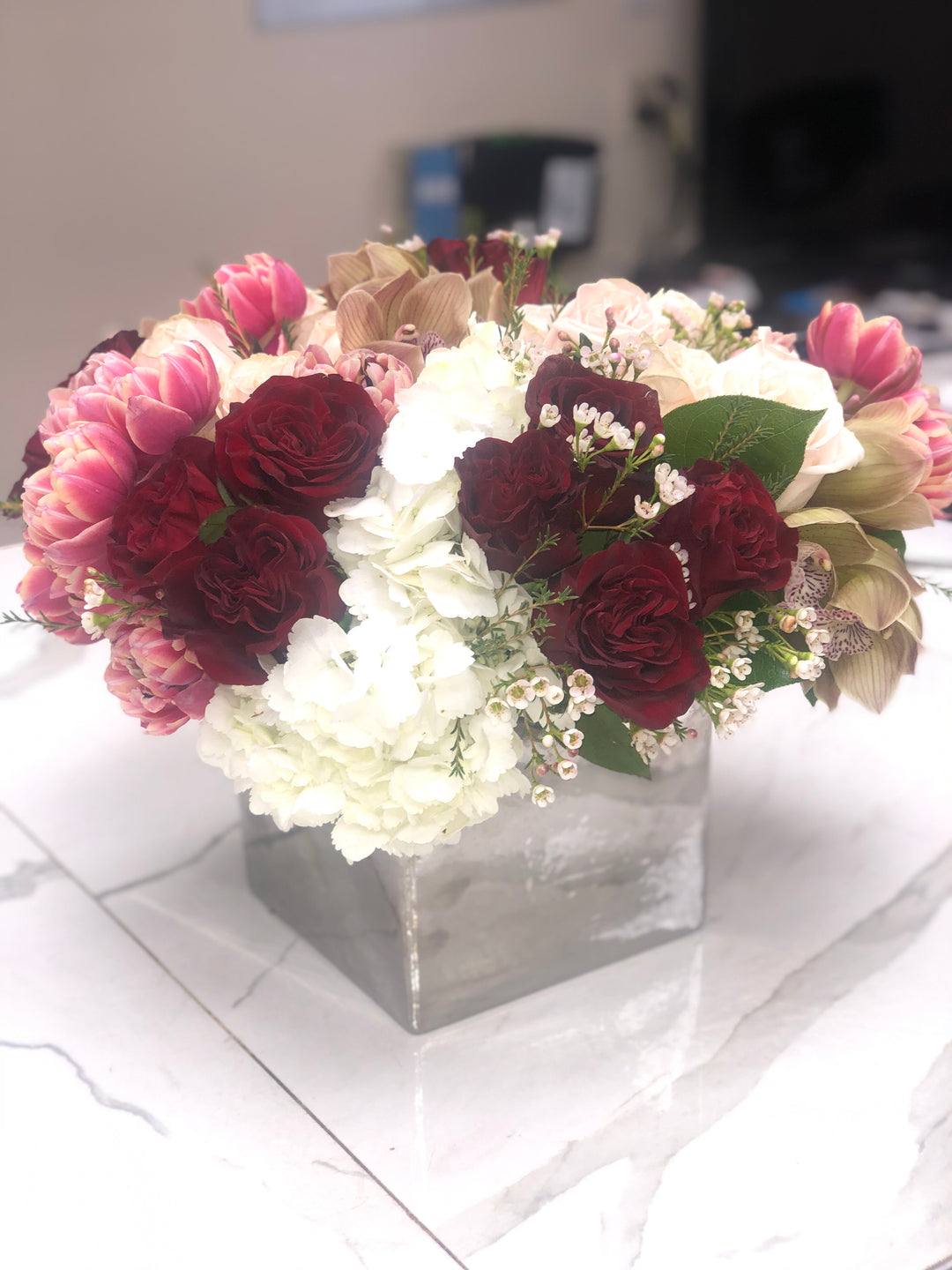 Cluster Arrangements in a Square Vase